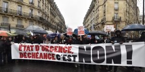 Manifestation-contre-l-etat-d-urgence-et-la-decheance-de-nationalite-a-Paris