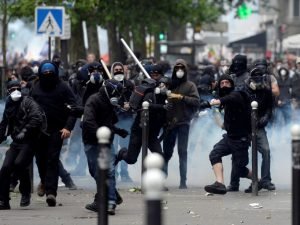 Les manifestants se heurtent à des policiers lors d'une manifestation contre la réforme du travail proposées à Paris le 14 Juin, ici 2016. Les grèves ont fermé la Tour Eiffel et perturbé les transports en France le 14 Juin comme des dizaines de milliers prêts à marcher contre les réformes du travail avec le championnat de football Euro 2016 bat son plein. / AFP PHOTO / ALAIN JOCARD
