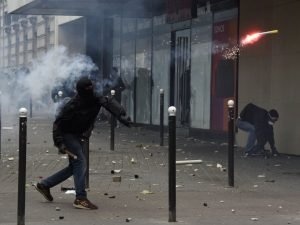 Une photo prise le 14 Juin 2016 montre plusieurs centaines de manifestants masqués qui ont lancé des objets à la police le 14 Juin lors d'une manifestation à Paris contre une réforme contestée du droit du travail français, selon les autorités. / AFP PHOTO / DOMINIQUE FAGET