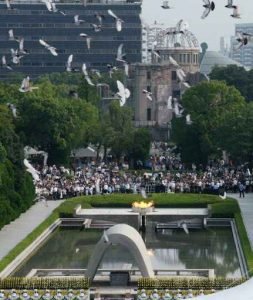 2048x1536-fit_colombes-survolent-memorial-paix-hiroshima-japon-6-aout-2016