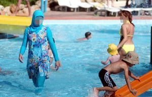2048x1536-fit_femme-porte-burkini-gauche-piscine-illustration