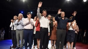 le-premier-ministre-manuel-valls-salue-les-sympathisants-socialistes-entoure-de-ses-ministres-du-president-de-l-assemblee-nationale-et-du-premier-secretaire-du-ps