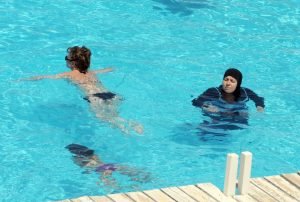 port-du-burkini-a-la-piscine-949758_w1000