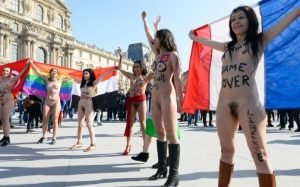 sept-femmes-nues-ont-manifeste-devant-la-pyramide-du-louvre-le-8-mars-2014-archives