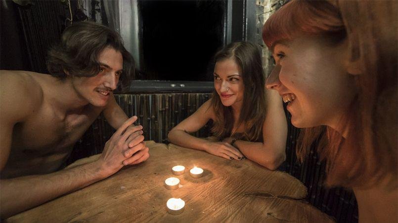 Point la peine d'être complexé, la lumière tamisée du Bunyadi dissimulera les bourrelets disgracieux. Crédits photo : twitter@thebunyadi