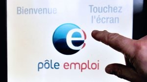 un-ecran-tactile-dans-une-agence-pole-emploi-de-villeneuve-d-ascq-le-27-decembre-2013_5370505