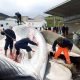 une baleine est en train d'être éventrée par des pêcheurs le 17 juin 2010 en islande