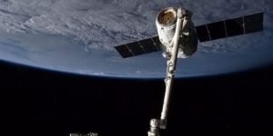 la capsule dragon de space x attachée à la Station spatiale internationale