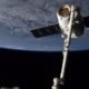 la capsule dragon de space x attachée à la Station spatiale internationale