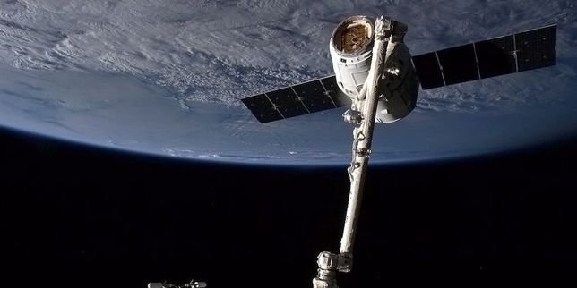 la capsule dragon de space x attachée à la Station spatiale internationale